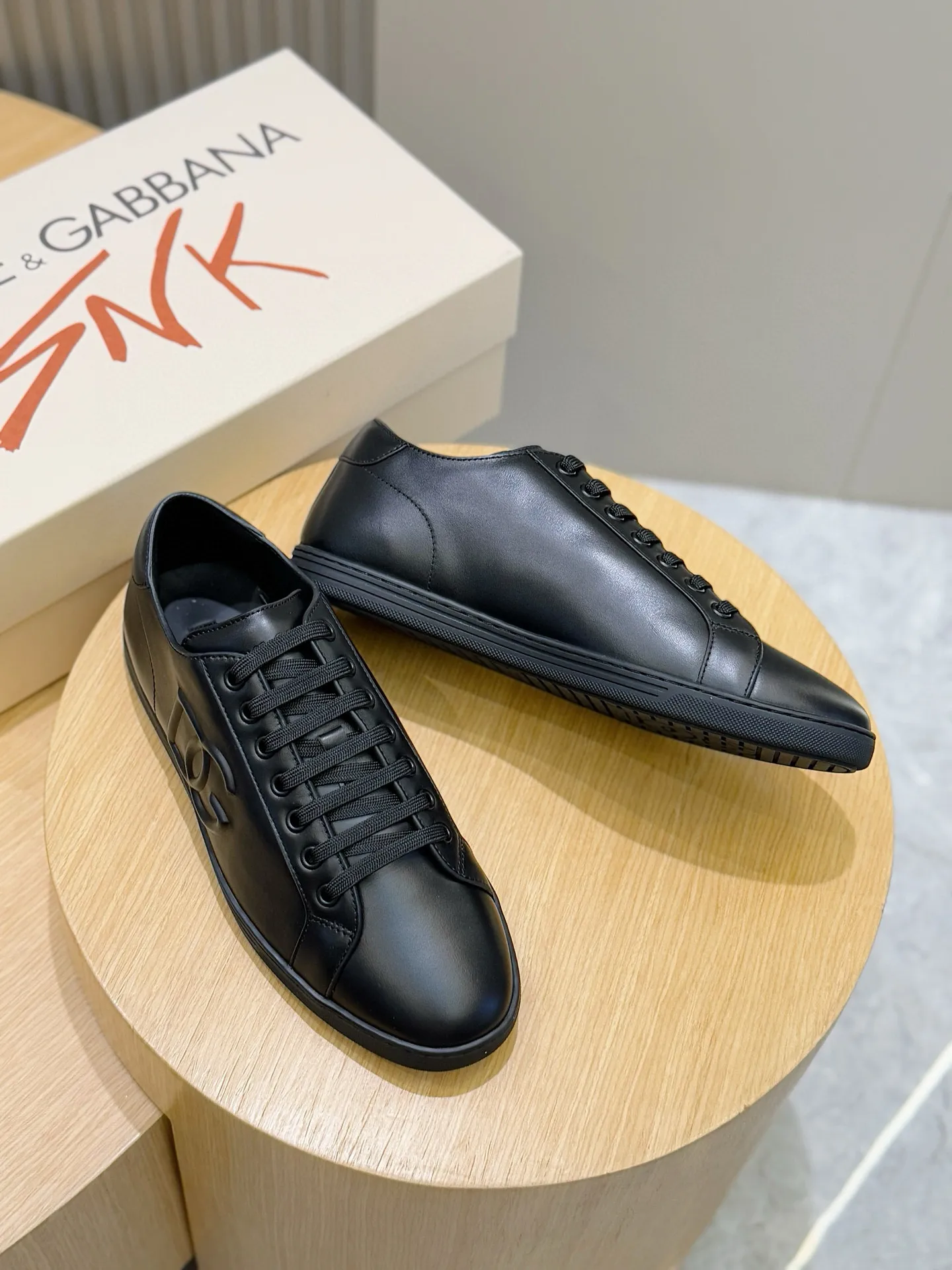 Men's Men's Shoes💰400 [New Style]🐏🐏DG men's calfskin sneakers Portofino Yacht shoes, simple and versatile design, unique saddle leather soles. The Dolce &G logo rear wing is the icing on the cake. Imported cowhide + rubber outsole Size: 39-44 (customized at 38.45)